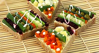 Полосатый бутерброд с овощами