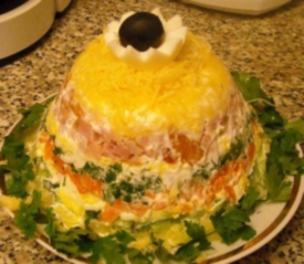 Салат слоеный с копченой курицей "Жемчужинка"