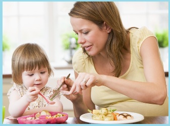Нужно ли развлекать ребенка во время еды?